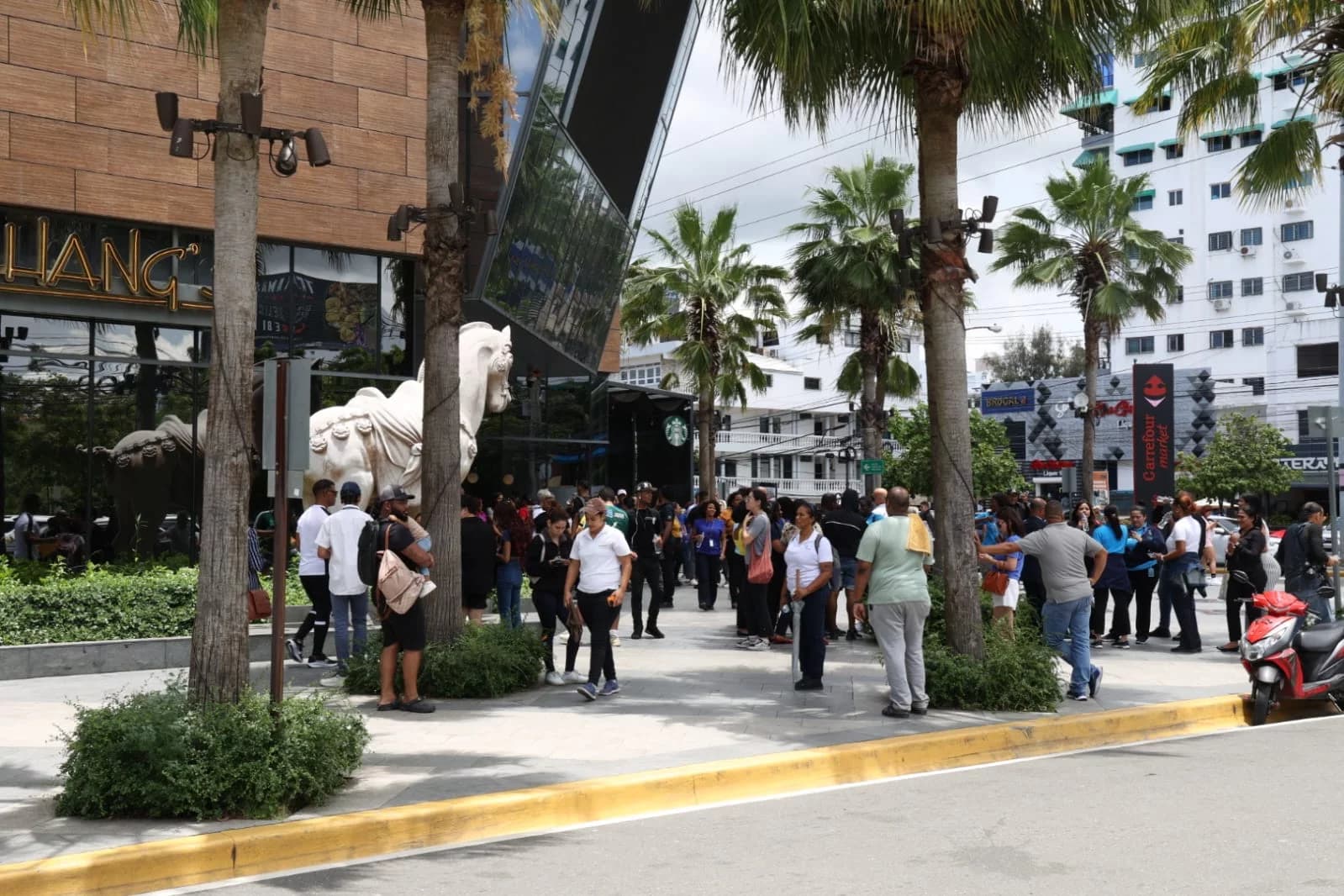 Fuga de gas obliga a evacuar zona de Plaza Downtown