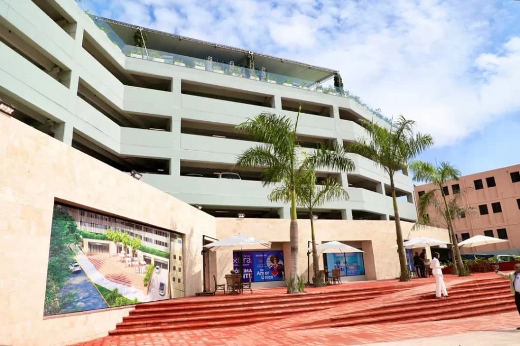 Presidente Abinader inaugura edificio de parqueo en la Ciudad Colonial con inversión de US$16 millones