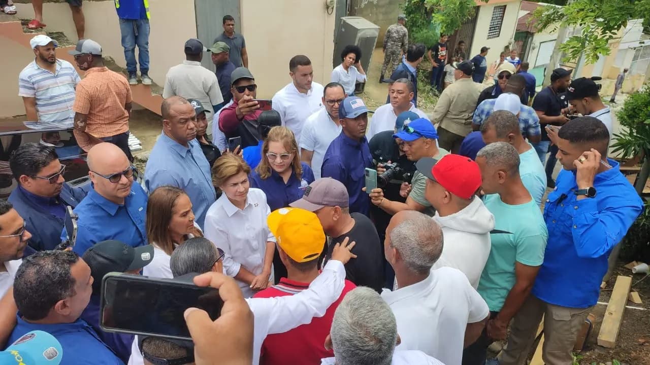 Raquel Peña visita comunidades de Bahoruco afectadas por lluvias y escucha necesidades de la población