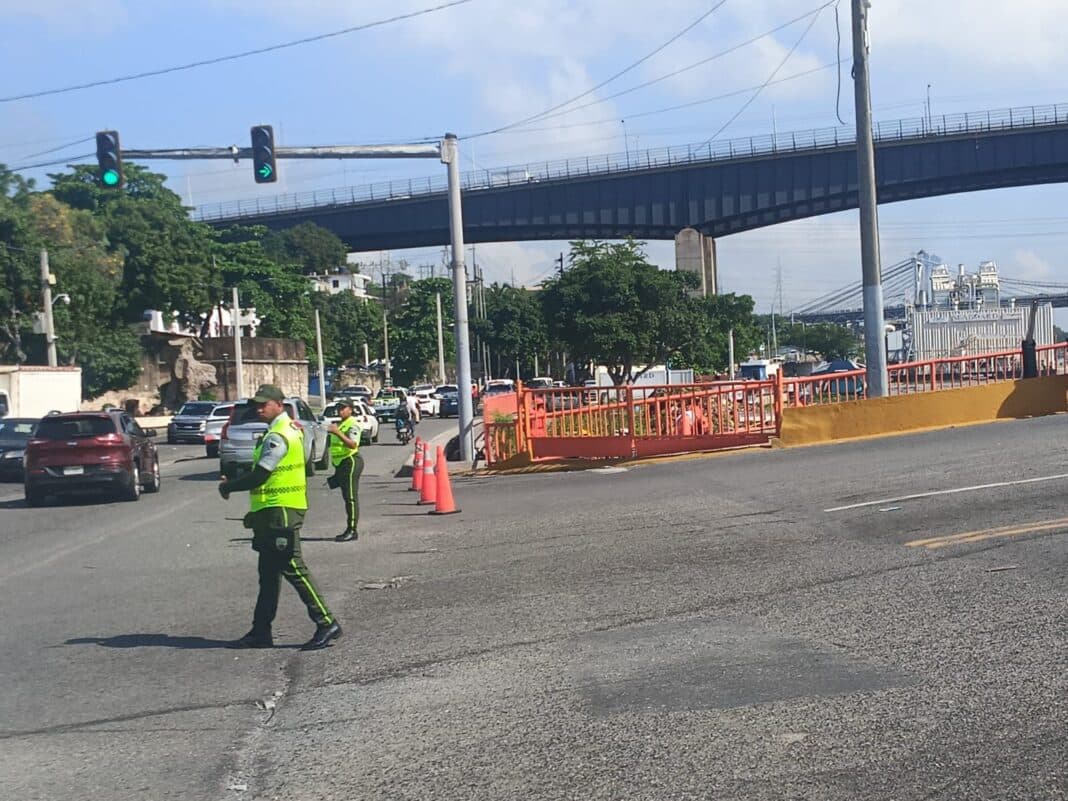 Cierran temporalmente el Puente Flotante de Santo Domingo por paso de embarcación
