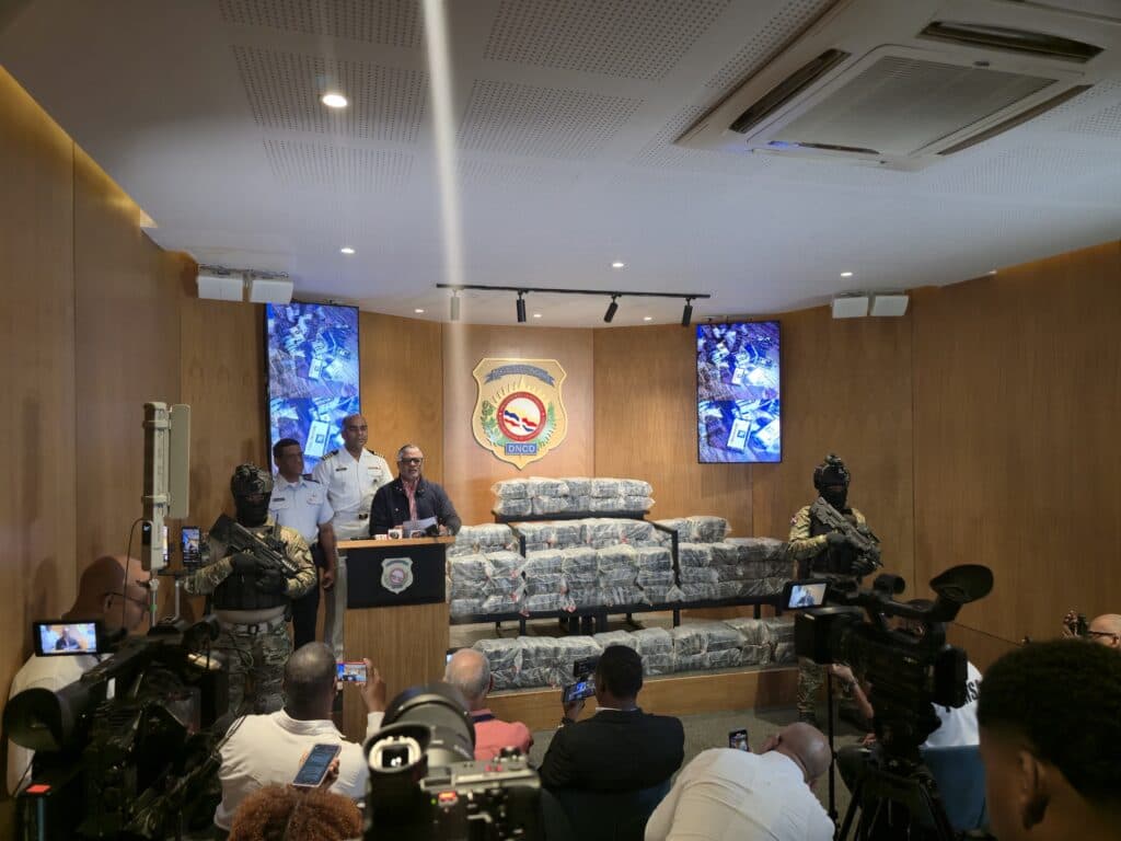 Autoridades incautan 375 paquetes de presunta cocaína en las costas de Baní