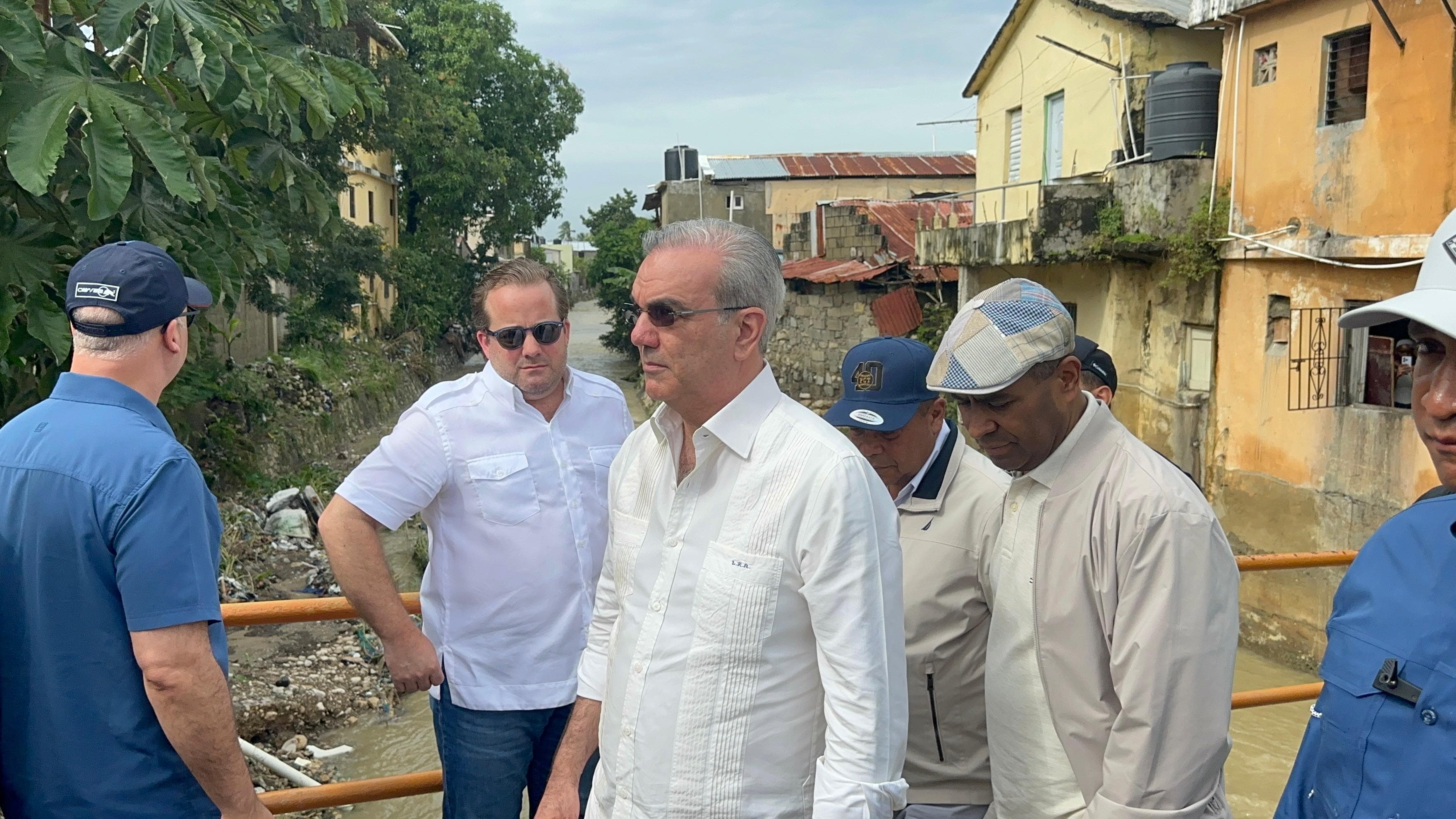 Abinader dice que "presiona a todo mundo" en Puerto Plata para que retiren el lodo por inundaciones